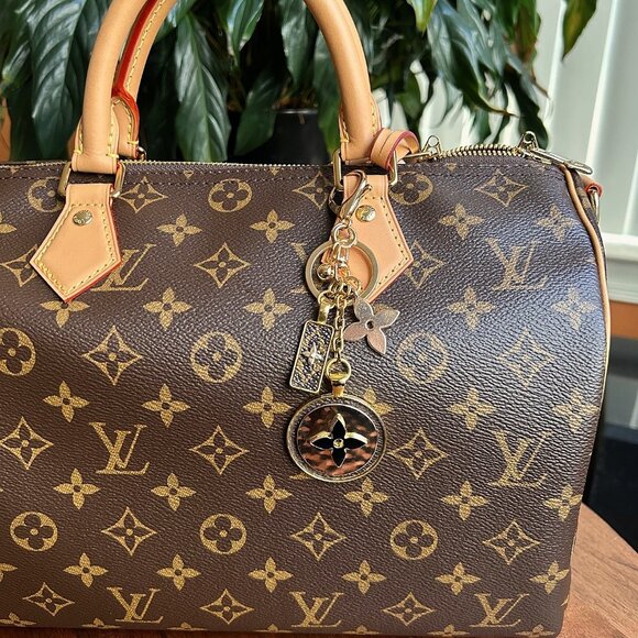 RUSTIC CLOVER Bag Charm Black and Gold Tone - Picture 2 of 9